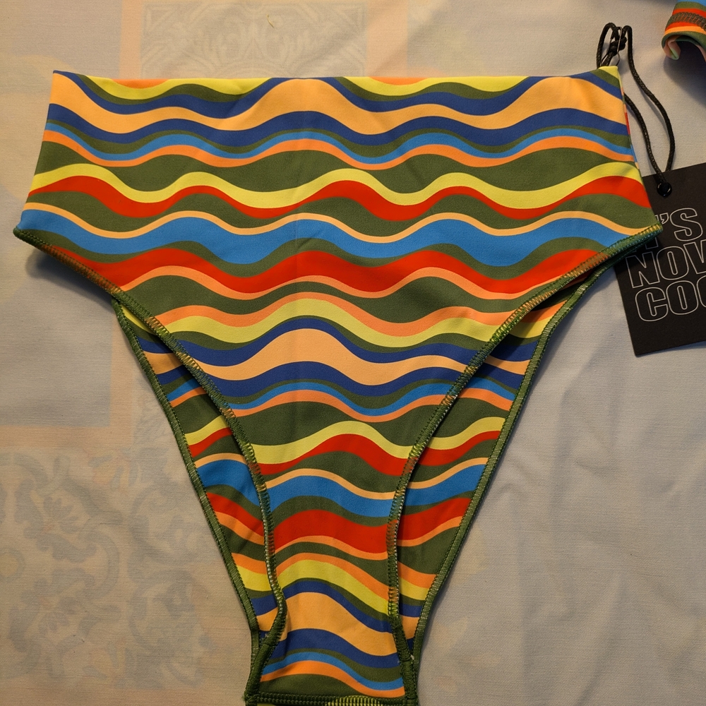 Colorful Wave Pattern Bikini Set - Picture 6 of 6